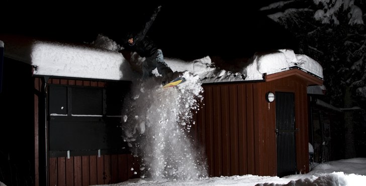 Drop från taket vid den lokala skidbacken. Foto: Anton Svanborg. Åkare: Patrik Sörman.