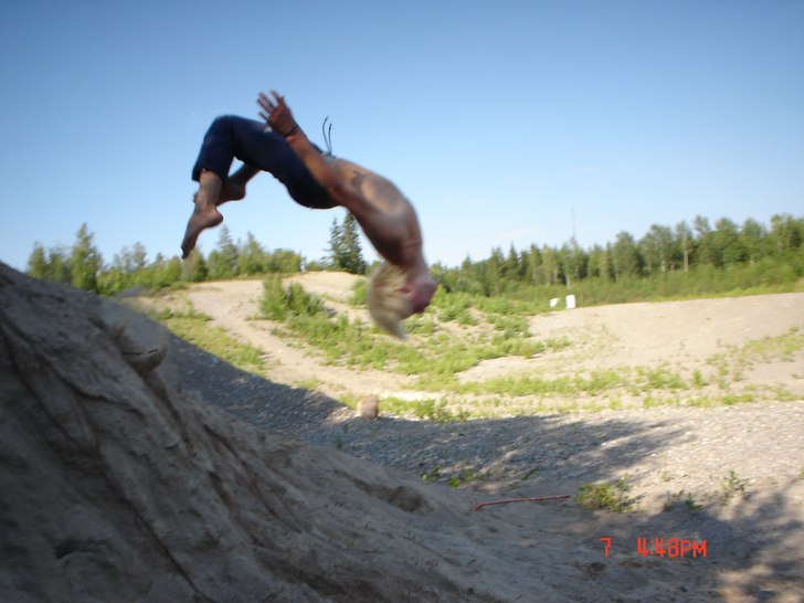 Jag kör en wallflip eller vad det nu kallas. Foto: andreas Gustafsson. Åkare: Marcus Gustafsson.
