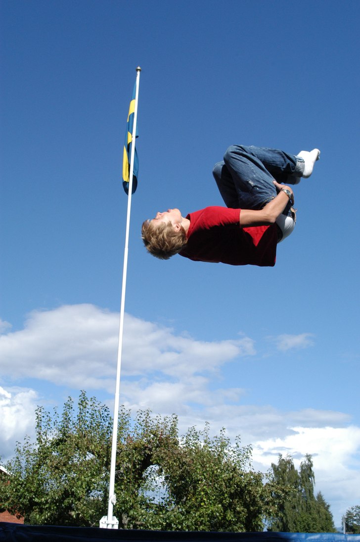Försäsongsträning på studsmattan.... Foto: Martin Rogö. Åkare: Jesper Rogö.