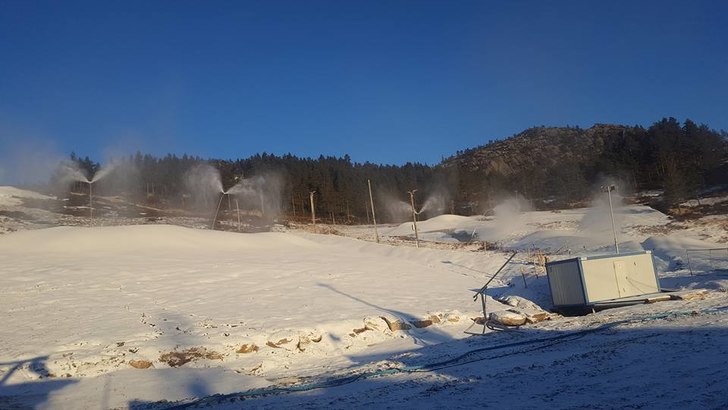 Snøproduksjon!
Endelig produksjon av snø igjen -.