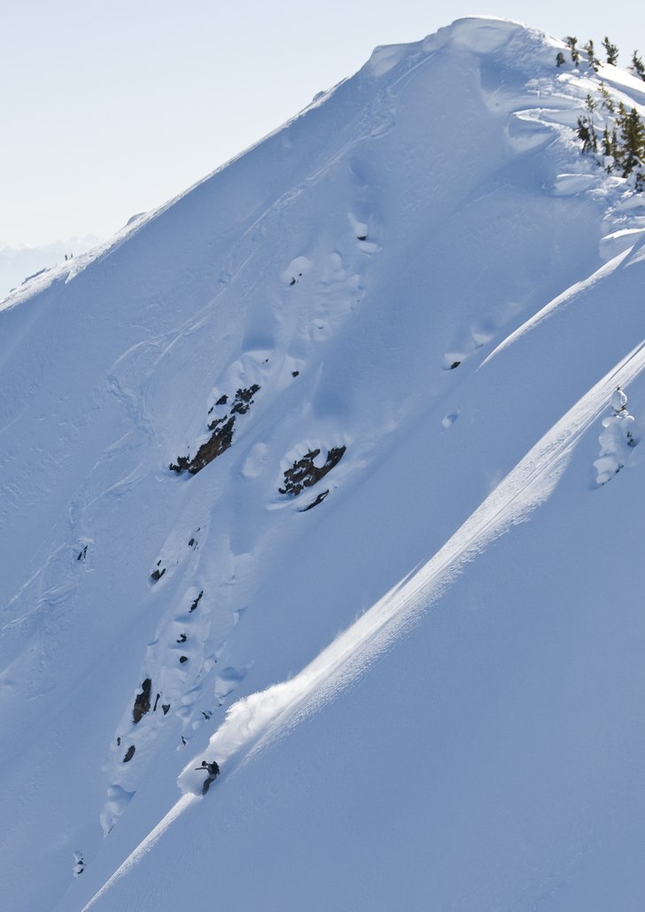 Mikael lägger en sväng i fint solljus långt bor. Foto: Emil Rydell. Åkare: Mikael Norrman.