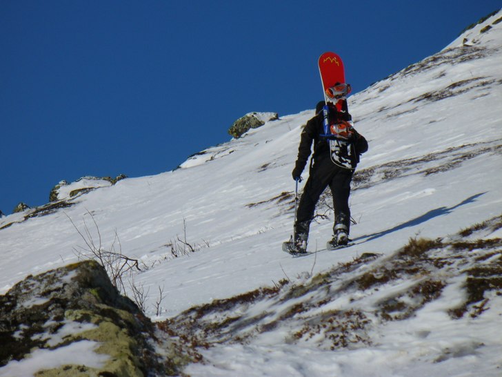 Olof testar snöskorna.. Foto: Elia Landberg. Åkare: Olof.