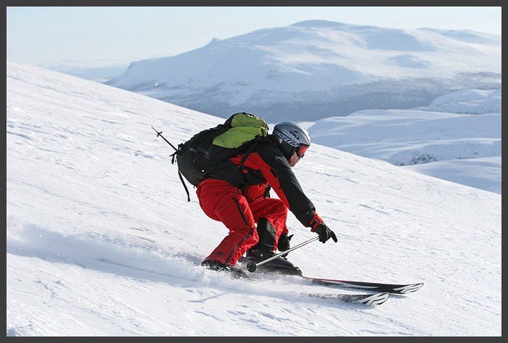 Topptur upp och fin åktur ner!. Foto: Henrik Persson. Åkare: Andreas Kiefmann.