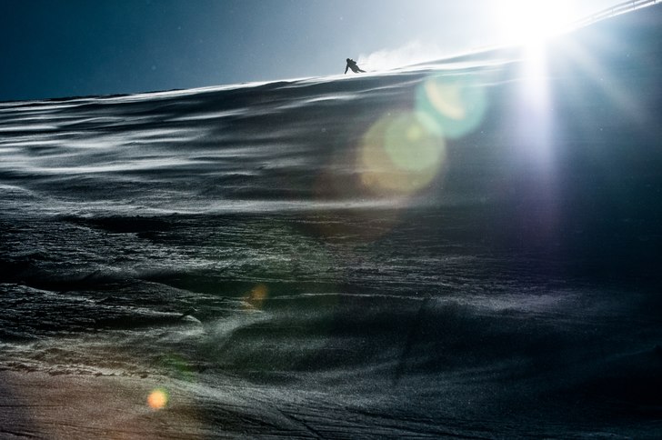 Stark vind och the golden hour skapade denna bild.. Foto: Martin Björkqvist. Åkare: Johanna Küchler.