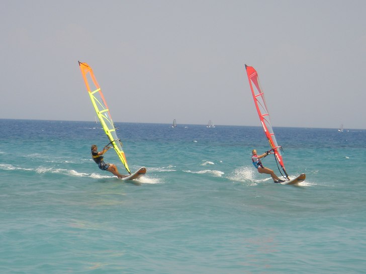 Grekland Rhodos! världens vindsäkraste ställe :. Foto: Ingela Westin. Åkare: Sofia lansburgh och Susanna westin.