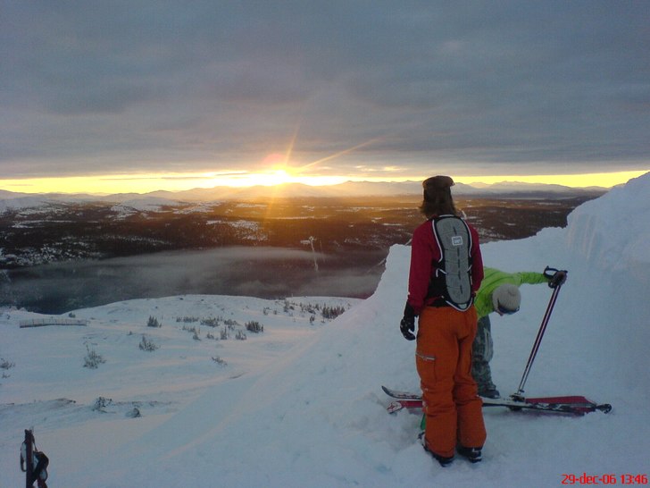 100 meter upp från duvedslinbana. Foto: Erik Kikajon. Åkare: Linus Lerner och William Fjällström.