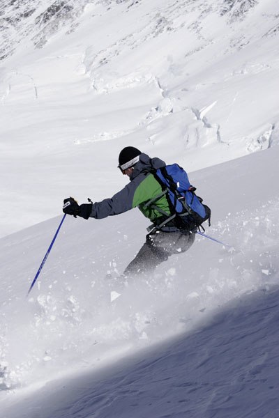 Foto: Fredrik Schenholm. Åkare: 3 maj. Tomas njuter av den fina snön nedfor nordpasset..