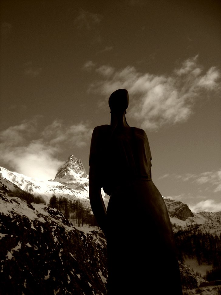 Okänd kvinna bredvid vägen mellan Tignes och Val. Foto: My Ernevi. Åkare:  Sjukt okänd staty mellan Tignes och Val d'Isère.