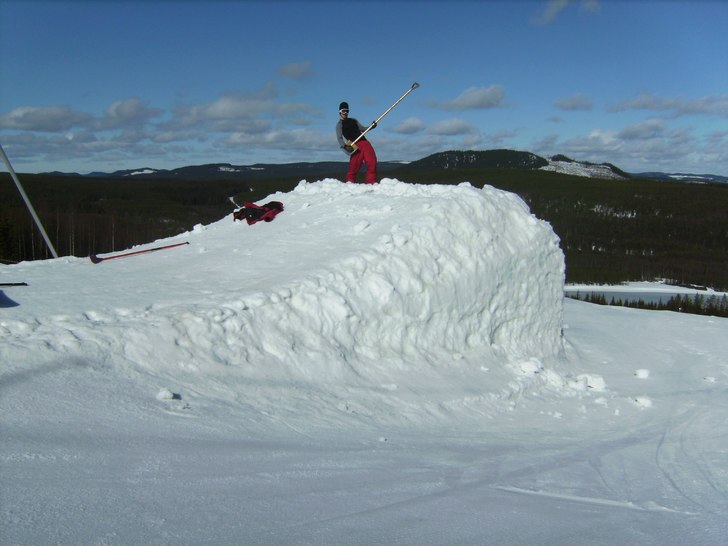 Shapar kicken inför sesongens sista uppvisning. Foto: Rickard Bäcklund. Åkare: Jonathan Helin.