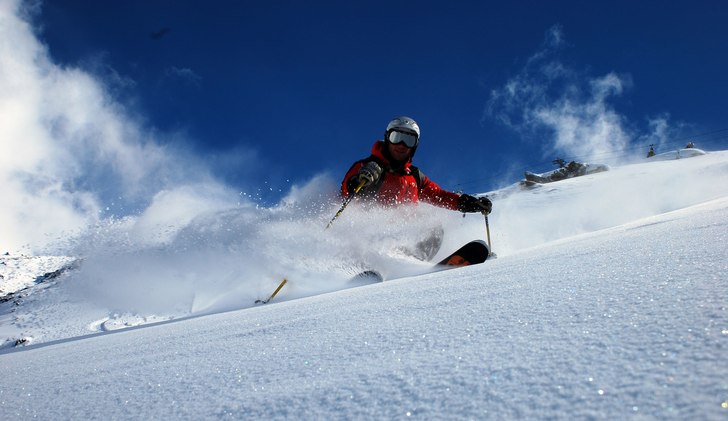 Egentillverkade skidor i puder.. Foto: Johan Weimer. Åkare: Craig Lee Donovan.