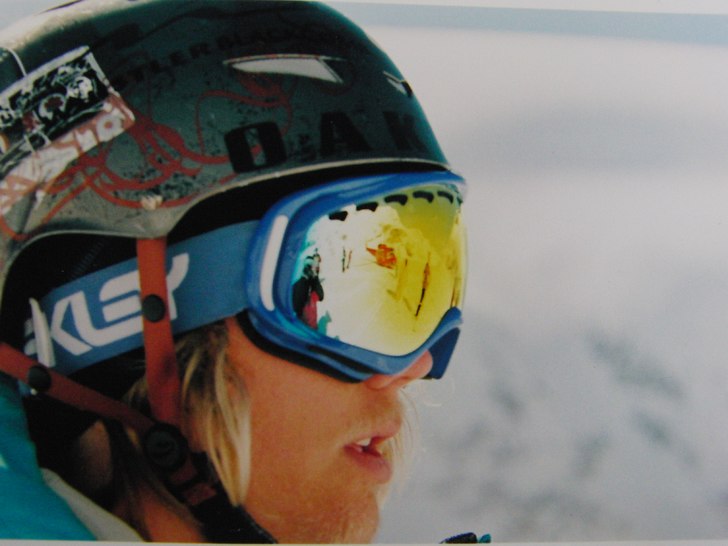 Skön bild när helikoptern speglas i goggles. Foto: ?. Åkare: Richard Flygring Larsson.