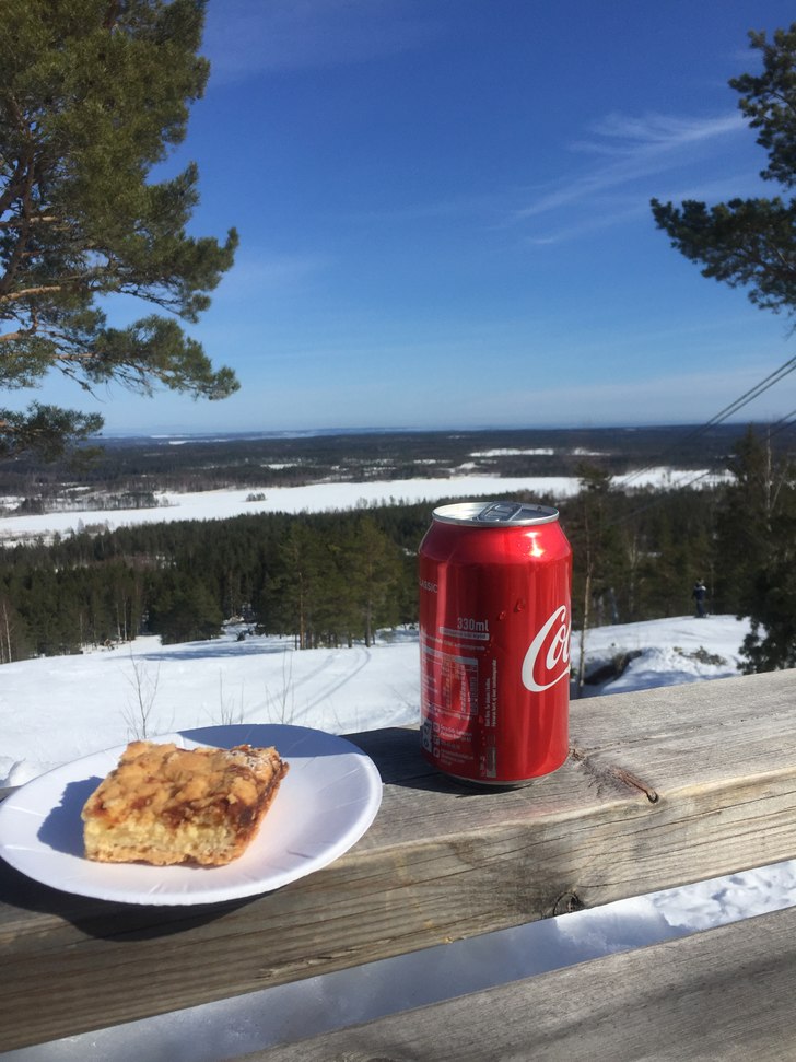 Vy från fiket. Brottsligt låga priser och gott! .