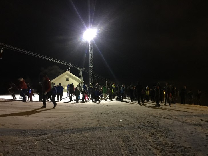 Kveldskjøring
Yrende liv og skilek i bakken i dag.