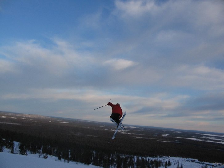 på väg mot landingen efter en tailgrab.... Foto: alexander brännkärr. Åkare: andreas strandvall.