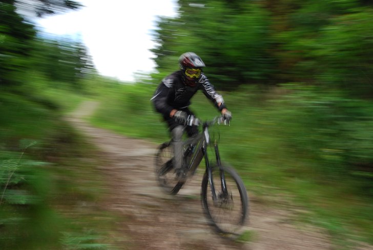 Westman i fartig bild i på sköna trails i Oslo . Foto: Eric Westling. Åkare: Fredrik Westman.
