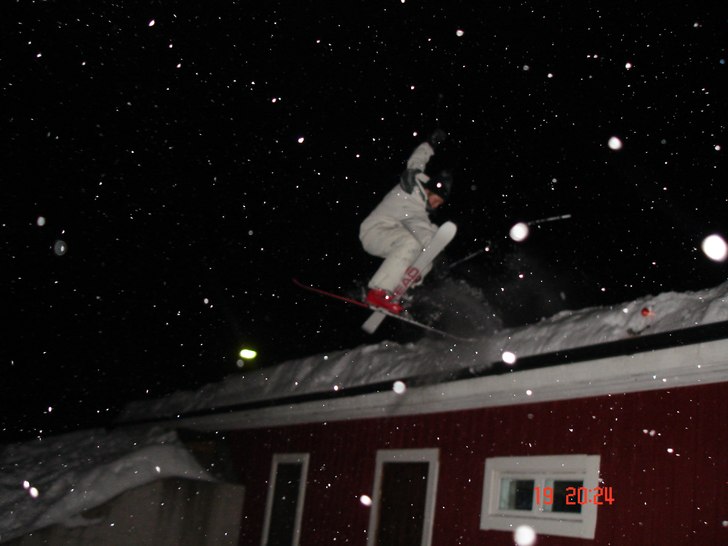 jag gör en 180 mute från garagetaket. Foto: mattias bångman. Åkare: Jens Nilsson.