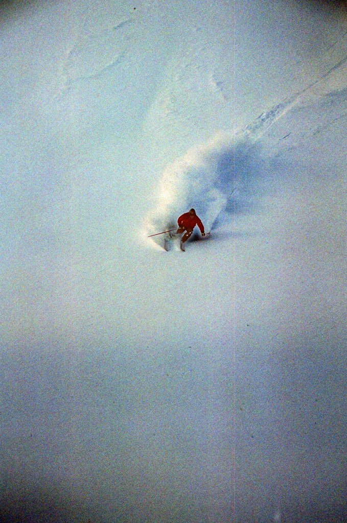 Jinne knäpper av en ruta med analoga systemkamera. Foto: Jonas Jinnestrand. Åkare: Kristian Lidin.