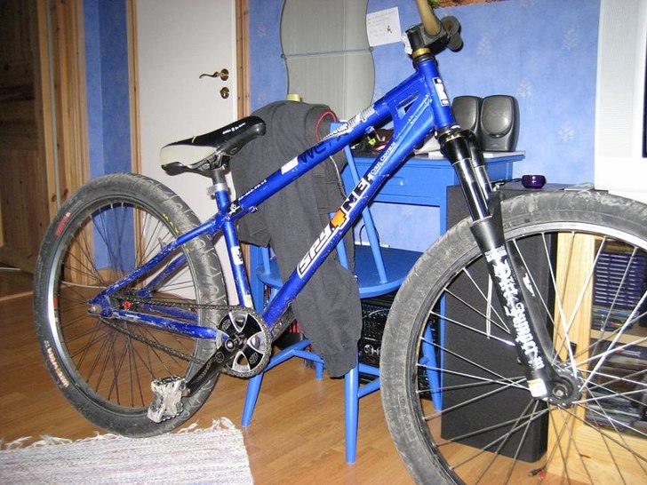 säljer ramen + att jag säljer en hel cykel kolla. Foto: myself. Åkare: min hojjj.