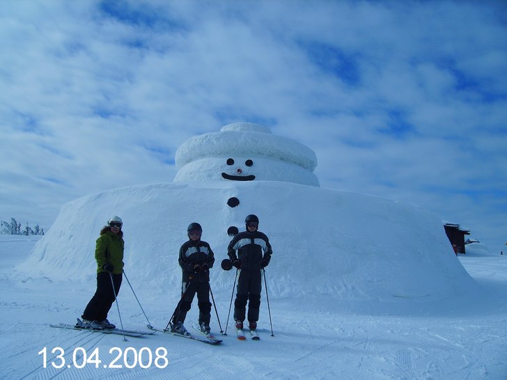 Snögubben vid Gustavbacken i Lindvallen / Sälen . Foto: Niclas Åslund. Åkare: Victoria Alexander Ludvig Åslund.