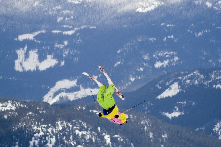 Pembertonkillen gör en backflip över en wallride. Foto: Jens Andersson. Åkare: Pembertonkillen.