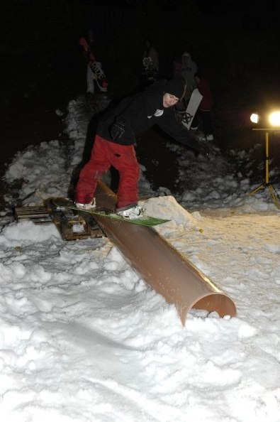 natt åkning vid mora ishall med bror, jocke, gidl. Åkare: sven berglund.