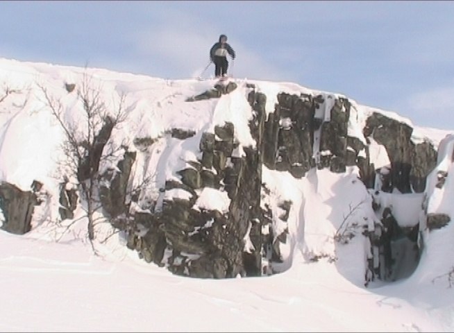 Droppar en klippa i duved trakterna. Foto: adam lundin (taget från film). Åkare: Peter Wallin.