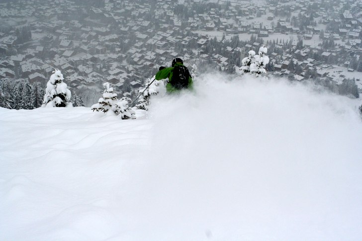 Viktor bränner på ner mot verbier. Foto: Johan Larson. Åkare: Viktor Häggander.
