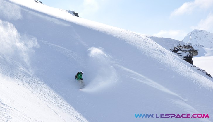 Foto: Marc Tomkinson www.lespace.com. Åkare: Andre Israel www.freshtracks.ch.