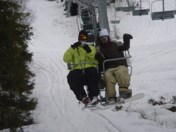 Din mamma åker lift. . Foto: Sara eriksson. Åkare: Andreas nilsson och Emma Mårtensson.