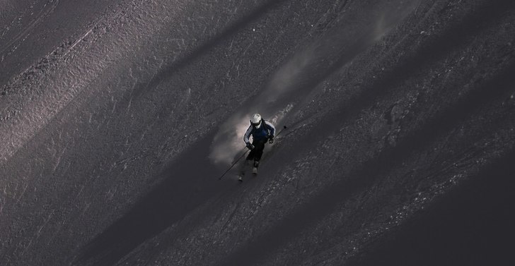 Några långa sköna svängar i Alta Backcountry. Foto: Lucas Skalleberg. Åkare: Max Larsson.