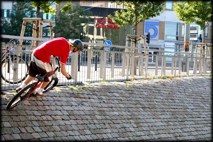 här cyklar vi!. Foto: Ludvig ranås. Åkare: joakim croy+ alf.