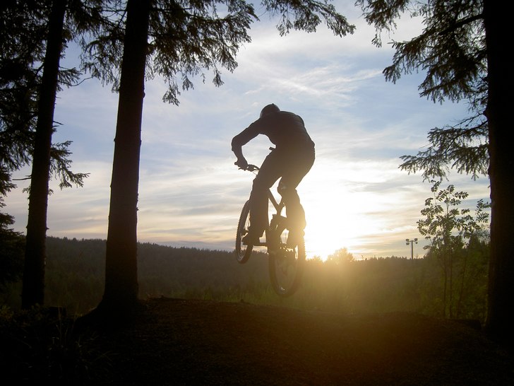 Fredrik Johansson poserar i motsol. Foto: Axel. Åkare: Fredrik Johansson.