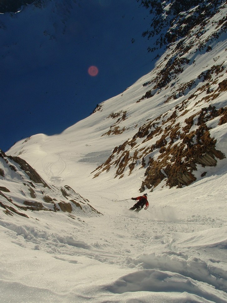 Vi avslutar dagen med detta åk ner mot Airolo eft. Foto: Sara Widell. Åkare: Olle Kvick.