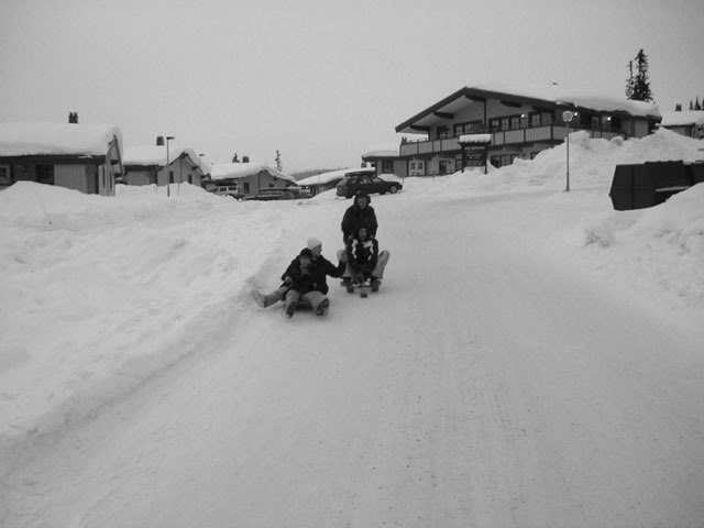 ner till affären på snowridern ;). Foto: rickard fagerud. Åkare: oscar nordström, philip fjaestad, niklas larsson och christoffer odin.
