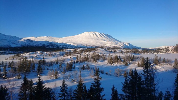 -2 og skyet
Fine forhold i bakkene, -2 og vindstil.