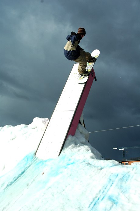 Jonte kör på den uppåt lutande boxen på ". Foto: Anna Smideman (tacky.se). Åkare: Jonathan lindhe.
