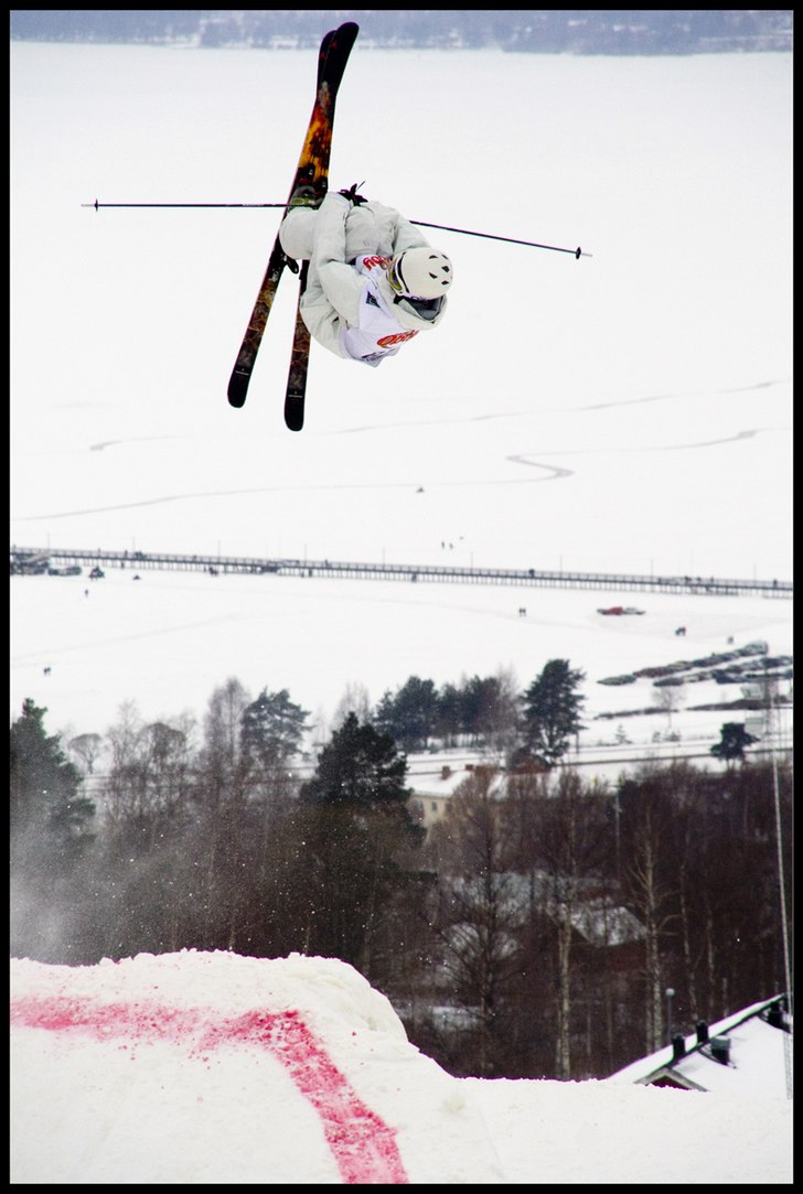 Nightmares 24/2 Rättvik. Slopestyle, med Siljan i. Foto: Andreas Timfält. Åkare: Jonathan Ekman.