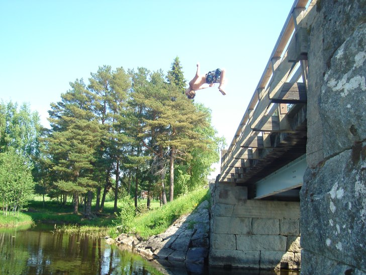 jag drar en backflip från bron. Foto: Markus krantz. Åkare: Robin krantz.