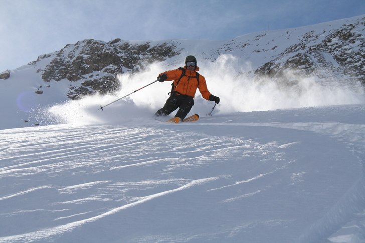 Calle piskar puder och håller tungan rätt i munn. Foto: Carl Lannerstad. Åkare: Carl Bruch.