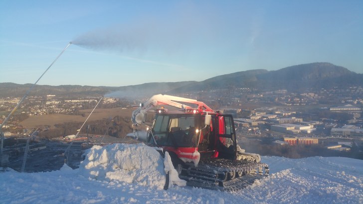 Flott vintervær
Snøkanone går ,snø i skjæret .