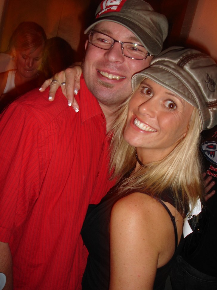 Foto: Stefan Brodén. Åkare: Hasse Mute har inget emot att mysa lite med Sara Orrensjö.