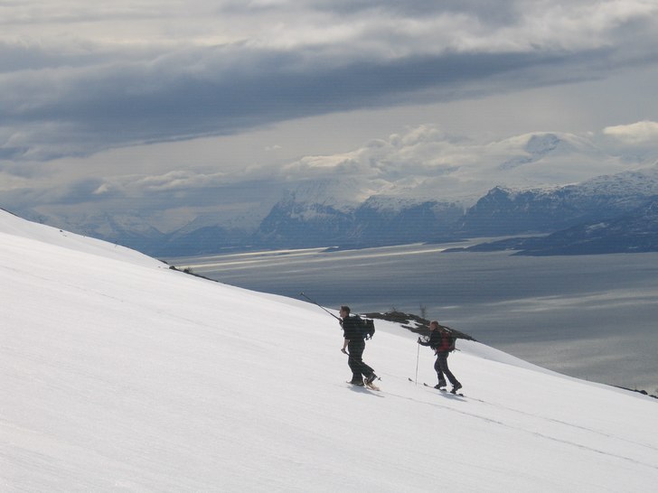 Bestingning av fjellet Sombregaise. Høyde 1280 me. Foto: Odd Roar Salamonsen. Åkare: Bill Strand og Petter Flage.