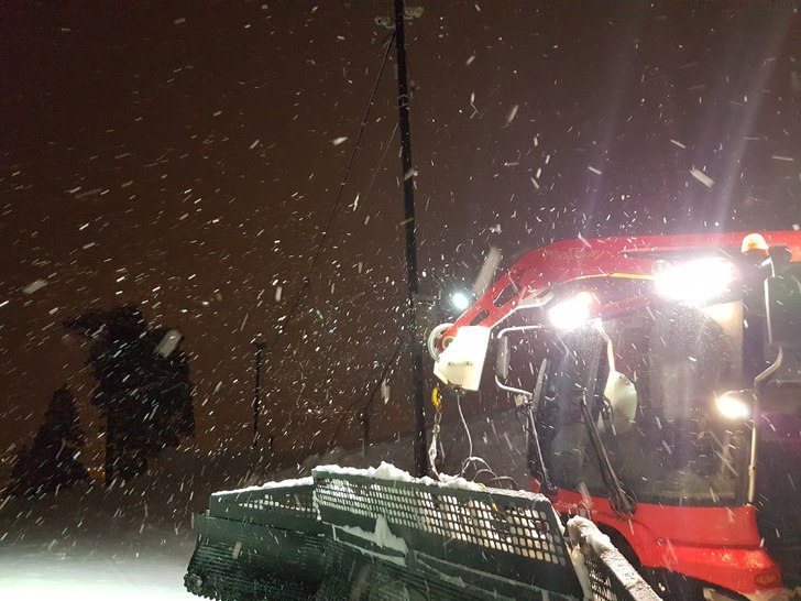 Snøvær
Snøen laver ned, bare å ta på ski/snow.