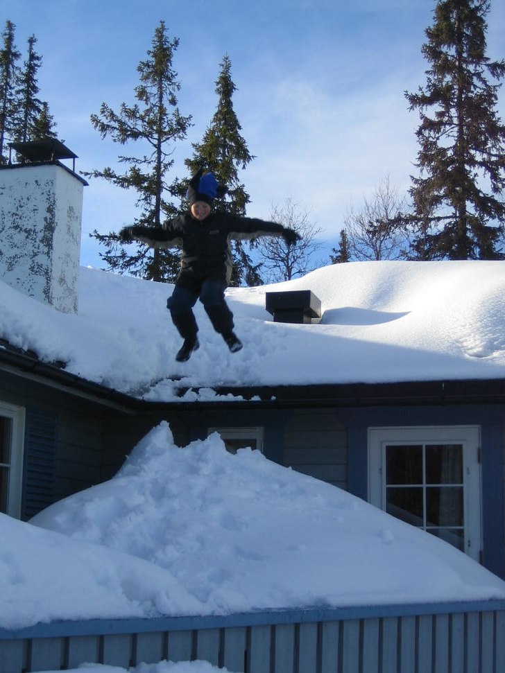 Jag hoppar från taket. Foto: Elin Törnkvist. Åkare: Johan Törnkvist.