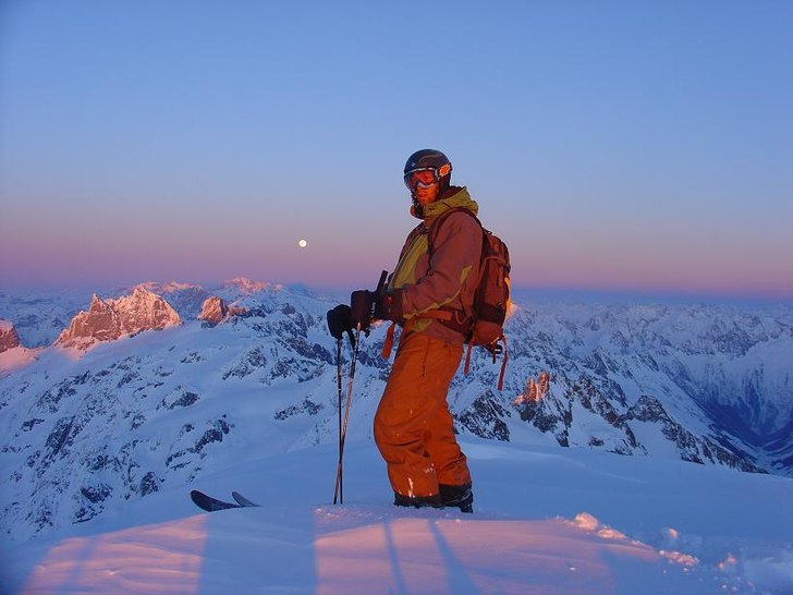 Titelis toppen i solnedgang og fullmåne. Foto: Jonas Backis. Åkare: Sveinung Svendsen.