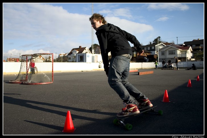 Fösrta riktiga vårdagen då åkte konerna och lo. Foto: Johannes Karlsson. Åkare: Adam Hansson.