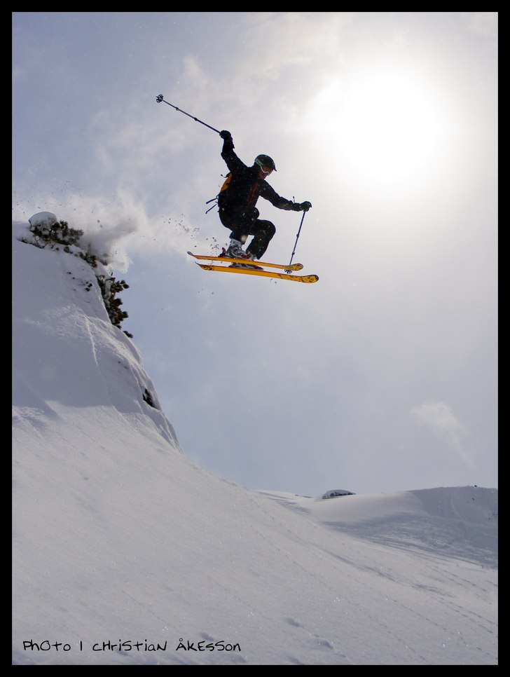 Viktor droppar i motljus.
Ena stunden snöade det. Foto: Christian Åkesson. Åkare: Viktor Johansson.