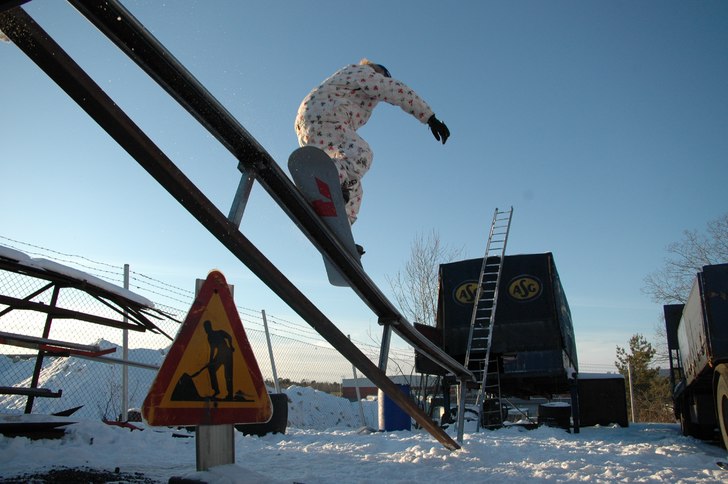 Satte upp ett grymt bra hemmabyggt rail från en l. Foto: Simon Dahl. Åkare: Jocke Hammar.
