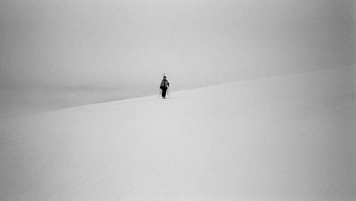 Elsa har precis kommit upp på Jungruvårtan/toppe. Foto: Emelie Andrén Meiton. Åkare: Elsa Magnusson.