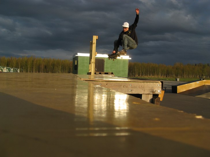 fick lite air vid vårt nya skatespot. Foto: Björn Ahlskog. Åkare: Tony Enlund.